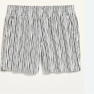 Old Navy Women's Black and White Striped Shorts